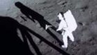 الهبوط على القمر كما لم تشاهده من قبل 