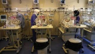 ممرضات بوحدة عناية فائقة في إحدى مستشفيات لبنان - أسوشيتد برس