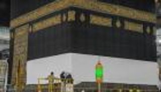 رفع ثوب الكعبة المشرفة استعدادا لموسم الحج