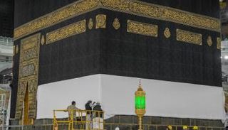 عملية رفع ثوب الكعبة المشرفة 