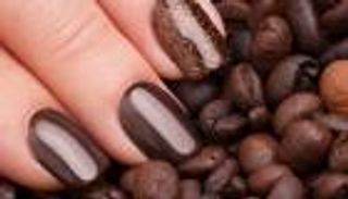 ألوان القهوة.. إطلالة مميزة للأظافر هذا الصيف