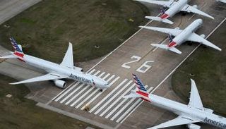 طائرات الخطوط الجوية الأمريكية متوقفة في مدرج مطار تولسا - رويترز