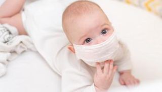 طفل يرتدي الكمامة قبل الخروج مع والدته