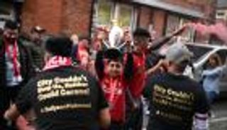 بالصور.. جماهير ليفربول تتحدى كورونا احتفالا بأبطال الدوري الإنجليزي