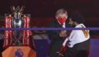 "يوم تاريخي".. ماذا قال محمد صلاح بعد رفع كأس الدوري الإنجليزي؟