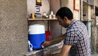 عليان خليل يجهز المشروبات للزبائن
