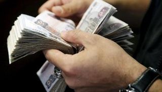 متعامل في أحد البنوك المصرية - رويترز