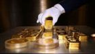 أصداء الحرب الباردة.. الذهب على القمة والدولار يتراجع 