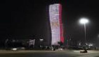 مباني أبوظبي تضيء بألوان العلم المصري في "23 يوليو"