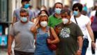 ليس اللقاح.. خبير يقترح طريقة للخلاص من كورونا