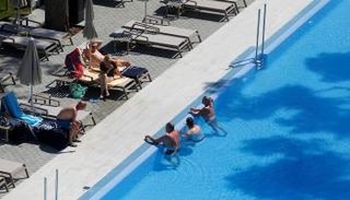 المصطافون المحليون بفندق على شاطئ بلايا دي بالما 