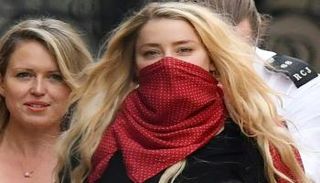 الممثلة آمبر هيرد لدى خروجها من المحكمة وقد غطت وجهها بوشاح في لندن