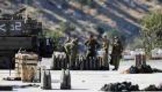 تضرر مبنى وسيارة إسرائيلية قرب الحدود السورية بعد انفجارات