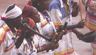 أعضاء بفرقة الفنون الشعبية لقومية دراشي