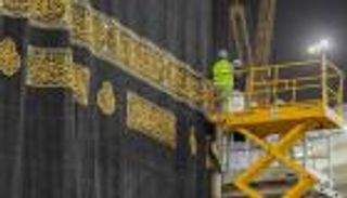 ذهب وفضة وحرير.. استبدال كسوة الكعبة الخميس