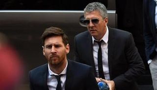 ليونيل ميسي قائد برشلونة الإسباني ووالده جورج