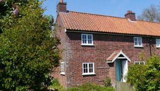 بوابة أحد المنزلين الريفيين المعروضين للإيجار 