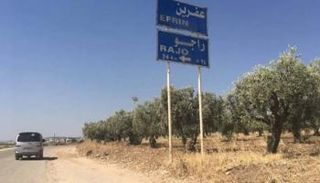 سيارة على طريق يصل عفرين بمنطقة راجو شمالي سوريا – المرصد السوري