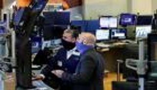 سهم إنتل يهوي 16% ويجر وول ستريت إلى المنطقة الحمراء