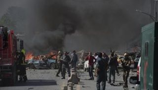 آثار انفجار إحدى العبوات الناسفة في أفغانستان- أرشيفية