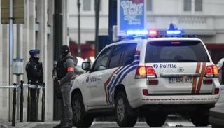 الشرطة خارج قاعة المحكمة حيث يحاكم الإرهابي صلاح عبدالسلام