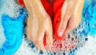 العرق يتلف البلوزة الحريرية.. إليكِ الحل