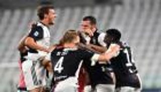 بطل الدوري الإيطالي.. يوفنتوس يحرج قطبي ميلانو