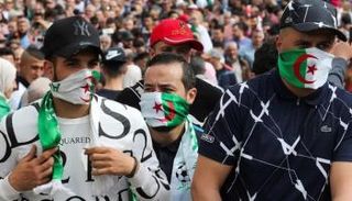 جزائريون يستعملون علم بلادهم كمامة للوقاية من كورونا - أرشيفية