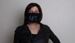 كمامة بشاشة "LED".. لا مانع من بعض المرح في عصر الوباء