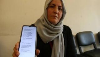 مواطنة تركية تعرض رسالة الحزب الحاكم لها 