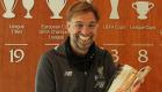 تتويج الغريم.. فيرجسون يمنح كلوب جائزة مدرب العام في إنجلترا