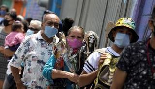 أشخاص يرتدون كمامات للوقاية من كورونا في المكسيك