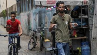 شعبان حمودة شاب جامعي يدير كشكا صغيرا لبيع المشروبات الساخنة