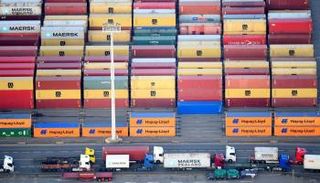 حاويات في محطة بميناء هامبورج - ألمانيا 