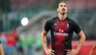 السر في القميص.. هل قرر إبراهيموفيتش البقاء مع ميلان؟