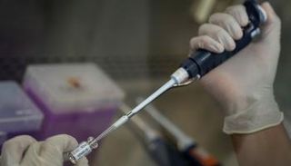 المتطوع الأول جرى حقنه بجرعة من اللقاح يوم 27 يوليو