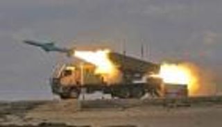 تفخيخ وصواريخ.. إيران تناور في "هرمز" مهددة الملاحة الدولية