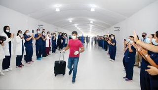 خروج أحد المتعافين من المستشفى الميداني بدبي