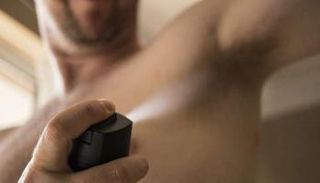 بكتيريا تحت الإبط تنتج إنزيما مسؤولا عن الرائحة