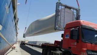 وصول أول دفعة توربينات رياح لتطوير محطة دومة الجندل السعودية