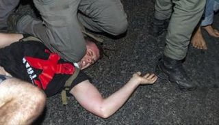 شرطي يجثو على رقبة متظاهر 