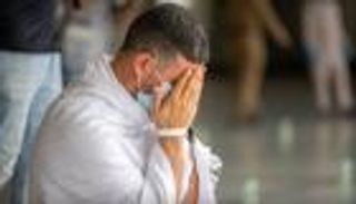 حجاج بيت الله الحرام يؤدون طواف القدوم