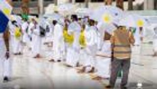 حجاج بيت الله الحرام يؤدون طواف القدوم