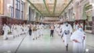 الحجاج يواصلون المناسك بالسعي بين الصفا والمروة