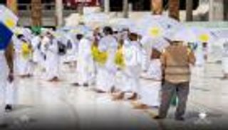 حجاج بيت الله الحرام يؤدون طواف القدوم