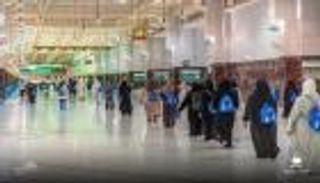 الحجاج يواصلون المناسك بالسعي بين الصفا والمروة