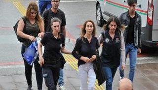 المغنية الألمانية هوزان كان خلال اعتقالها في تركيا