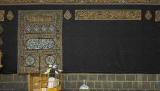 جانب من عمليات تبديل كسوة الكعبة المشرفة