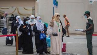 متطوع سعودي يوزع المياه الباردة على الحجاج