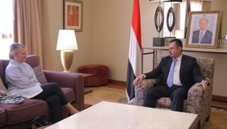 معين عبدالملك خلال استقباله منسقة الشؤون الإنسانية باليمن